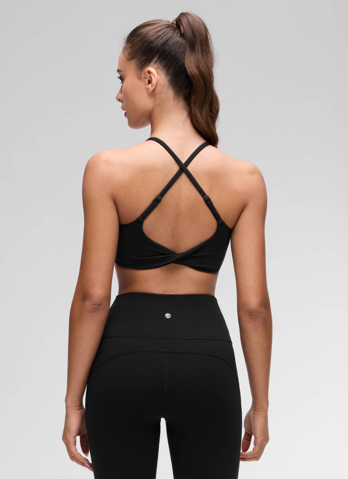 CRZ YOGA Women's Butterluxe Yoga Scoop Neck Twist Cross Back Sport Bra Black @model_info:Maria