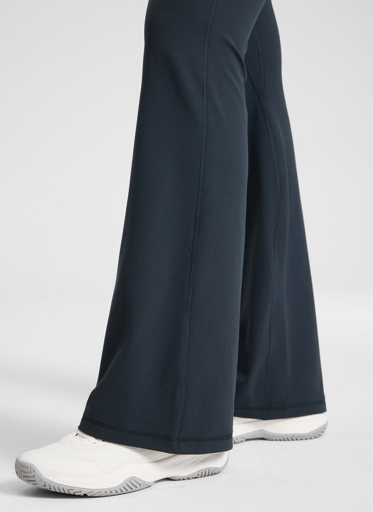 CRZ YOGA Women's Butterlift Hidden Scrunch Butt Flare Leggings 31" True Navy