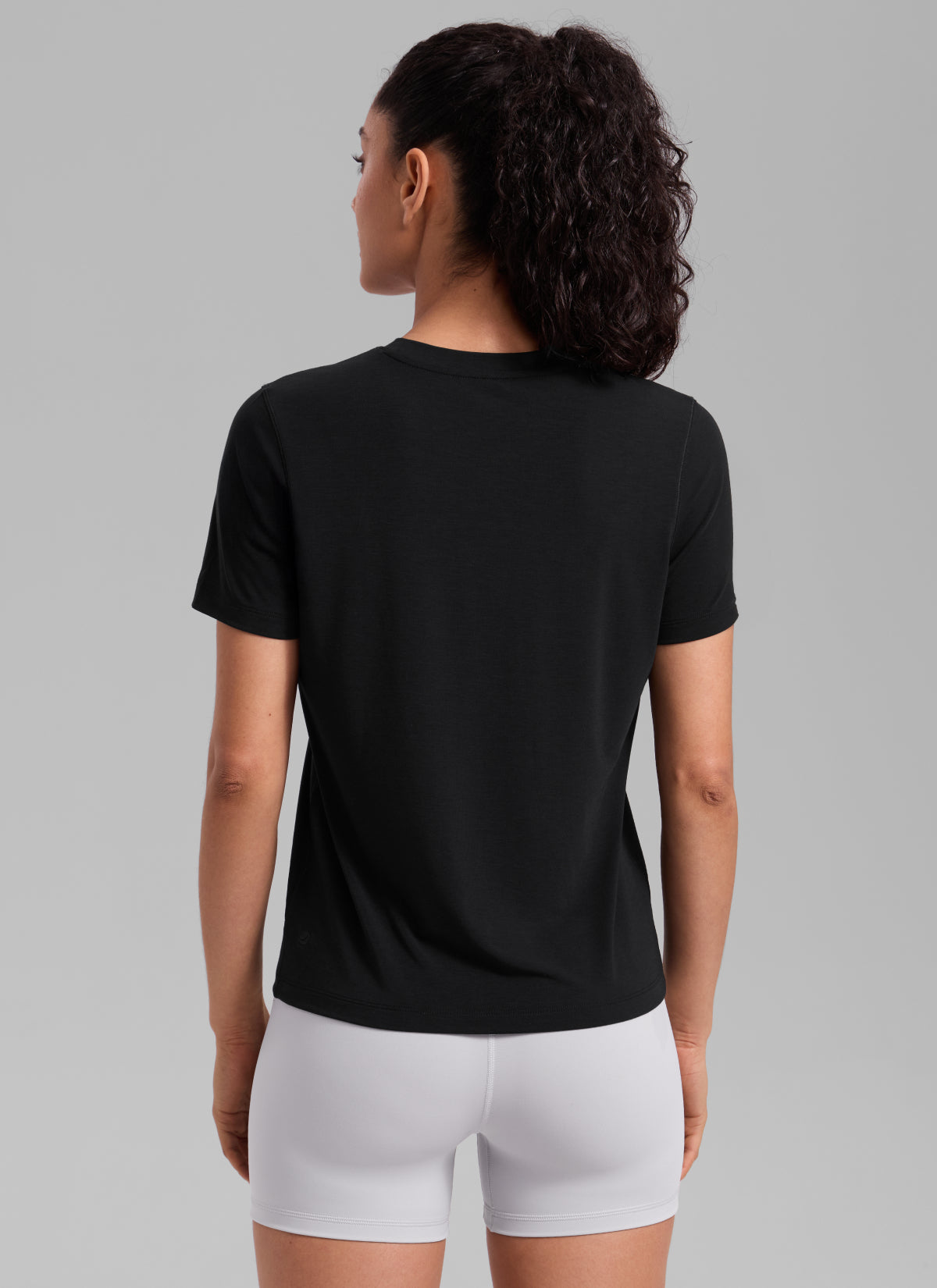 CRZ YOGA Women's Quick Dry Workout Crewneck Hip Length Short Sleeve Black @model_info:Larissa