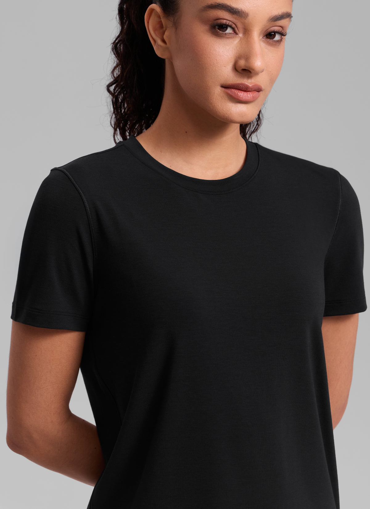 CRZ YOGA Women's Quick Dry Workout Crewneck Hip Length Short Sleeve Black @model_info:Larissa