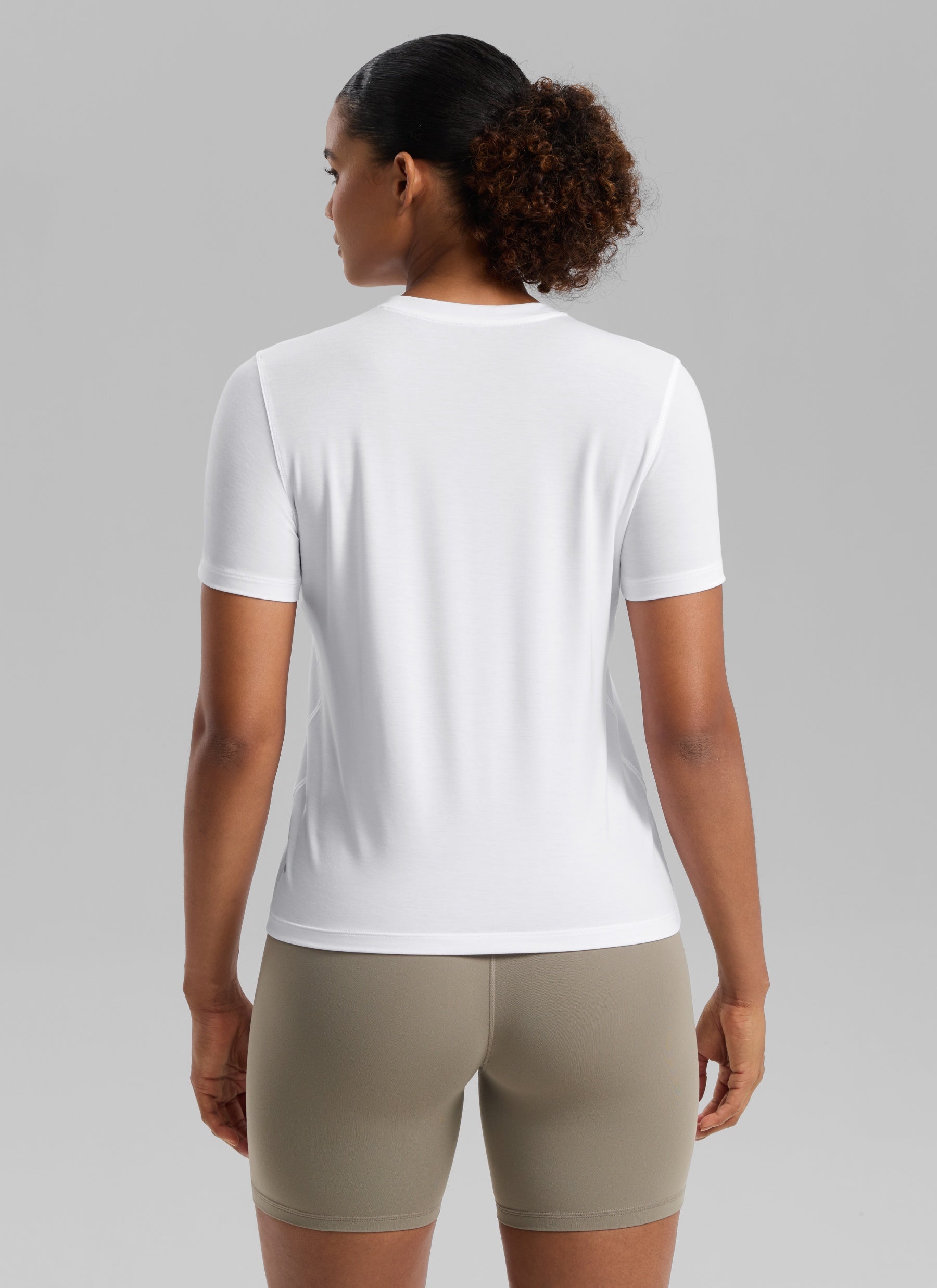 CRZ YOGA Women's Quick Dry Workout Crewneck Hip Length Short Sleeve White @model_info:Barbara