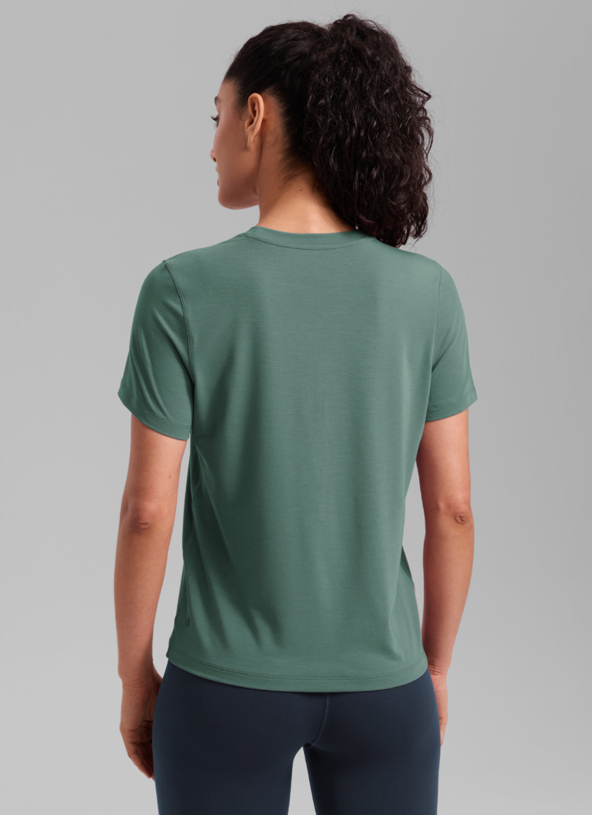CRZ YOGA Women's Quick Dry Workout Crewneck Hip Length Short Sleeve Graphite Green @model_info:Larissa