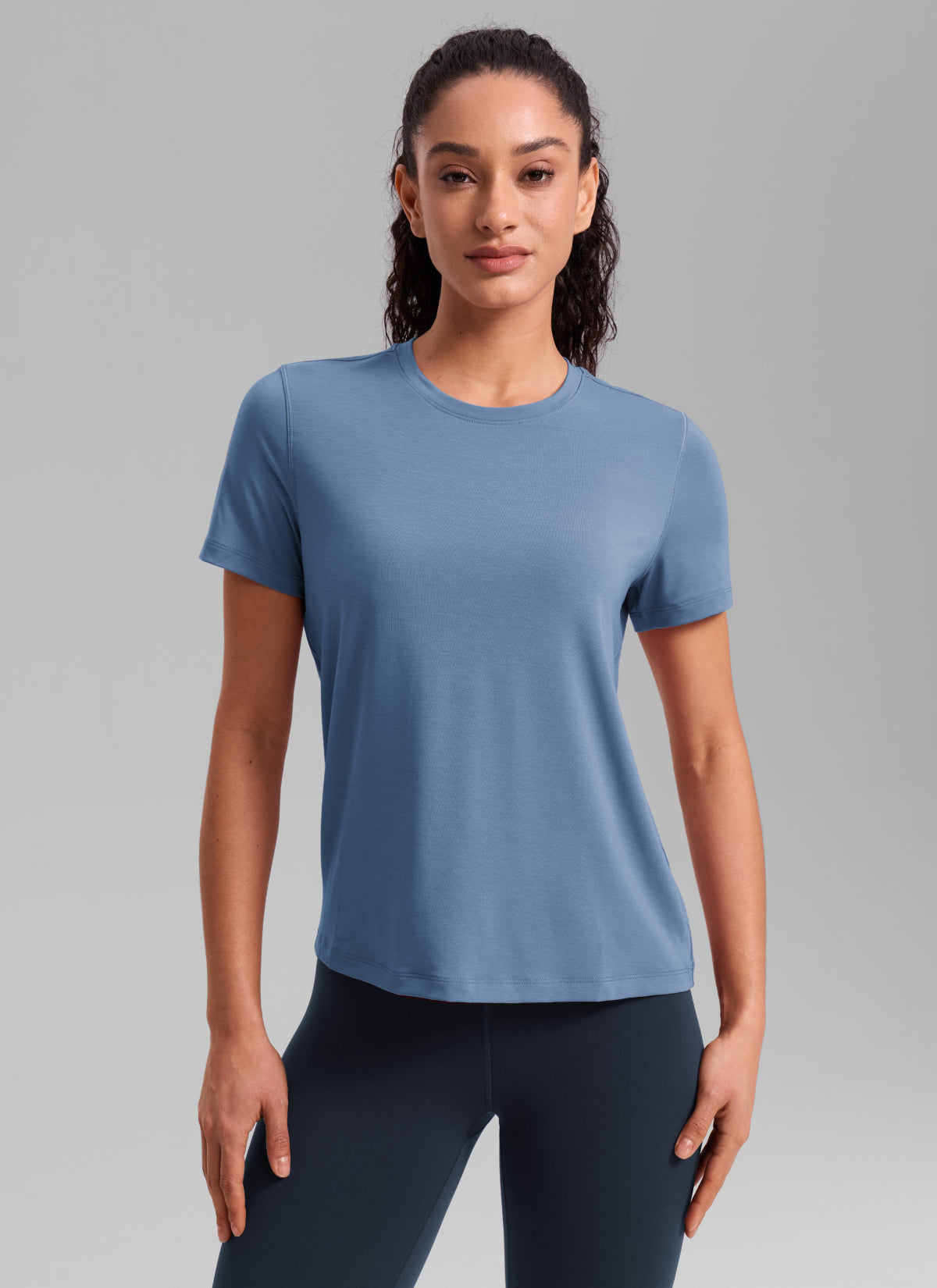 CRZ YOGA Women's Quick Dry Workout Crewneck Hip Length Short Sleeve Washed Denim @model_info:Larissa