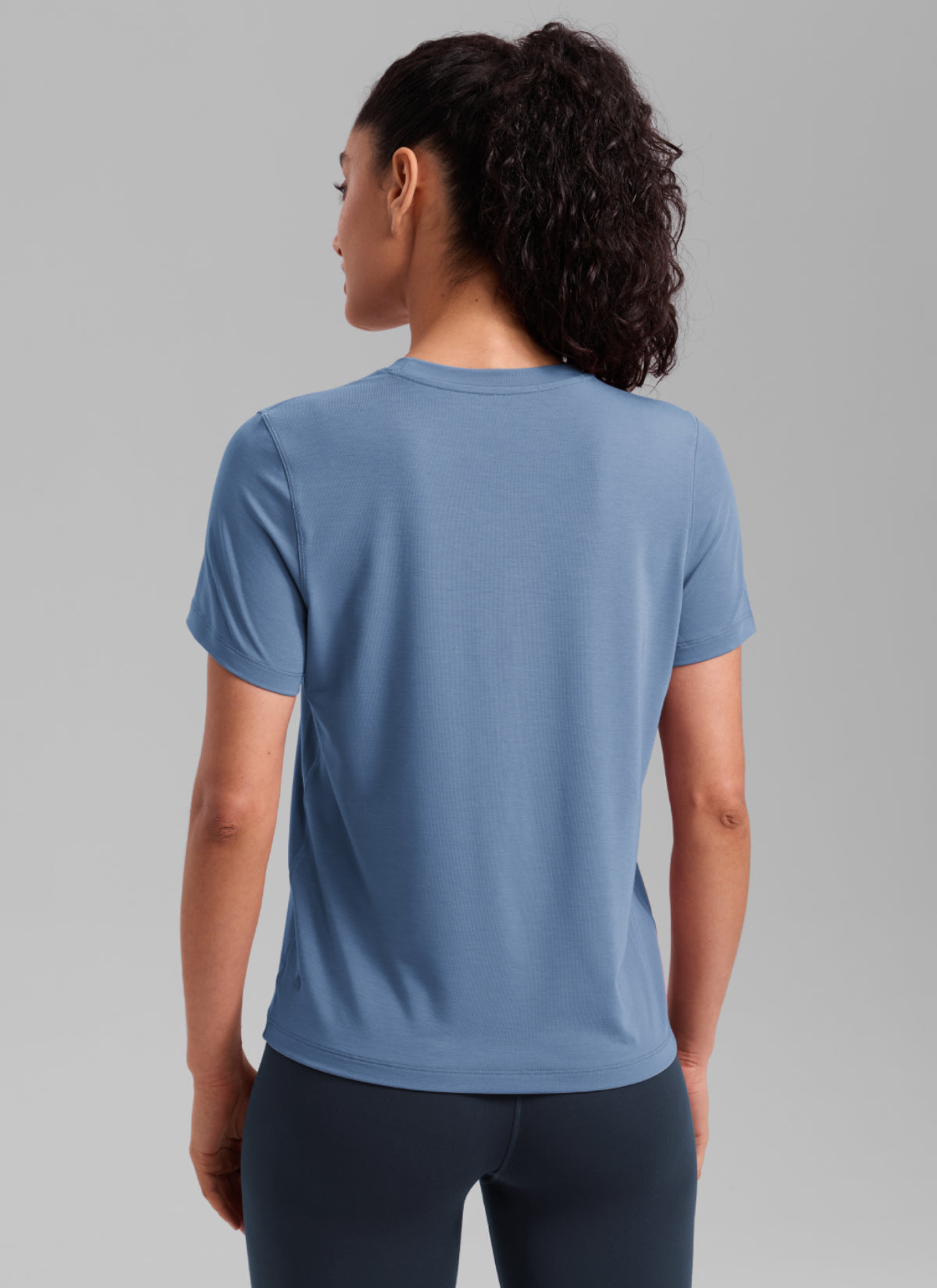 CRZ YOGA Women's Quick Dry Workout Crewneck Hip Length Short Sleeve Washed Denim