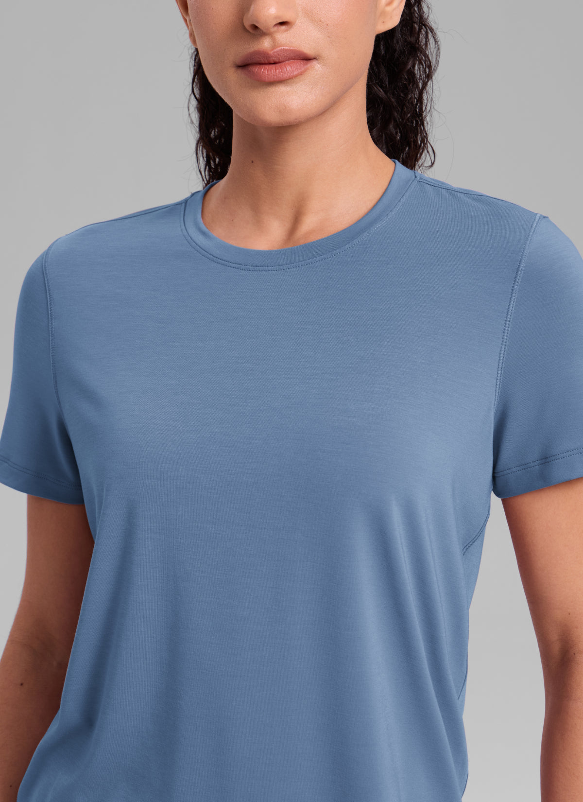CRZ YOGA Women's Quick Dry Workout Crewneck Hip Length Short Sleeve Washed Denim @model_info:Larissa