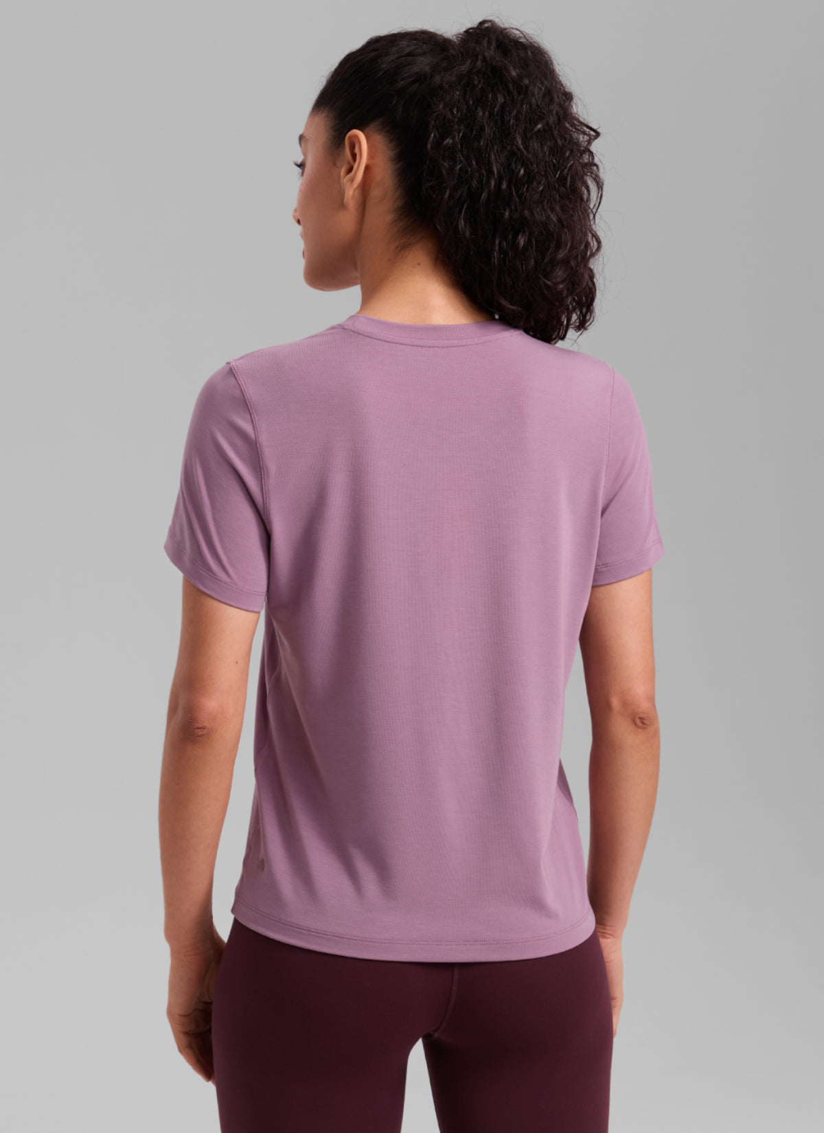 CRZ YOGA Women's Quick Dry Workout Crewneck Hip Length Short Sleeve Light Lavender @model_info:Larissa