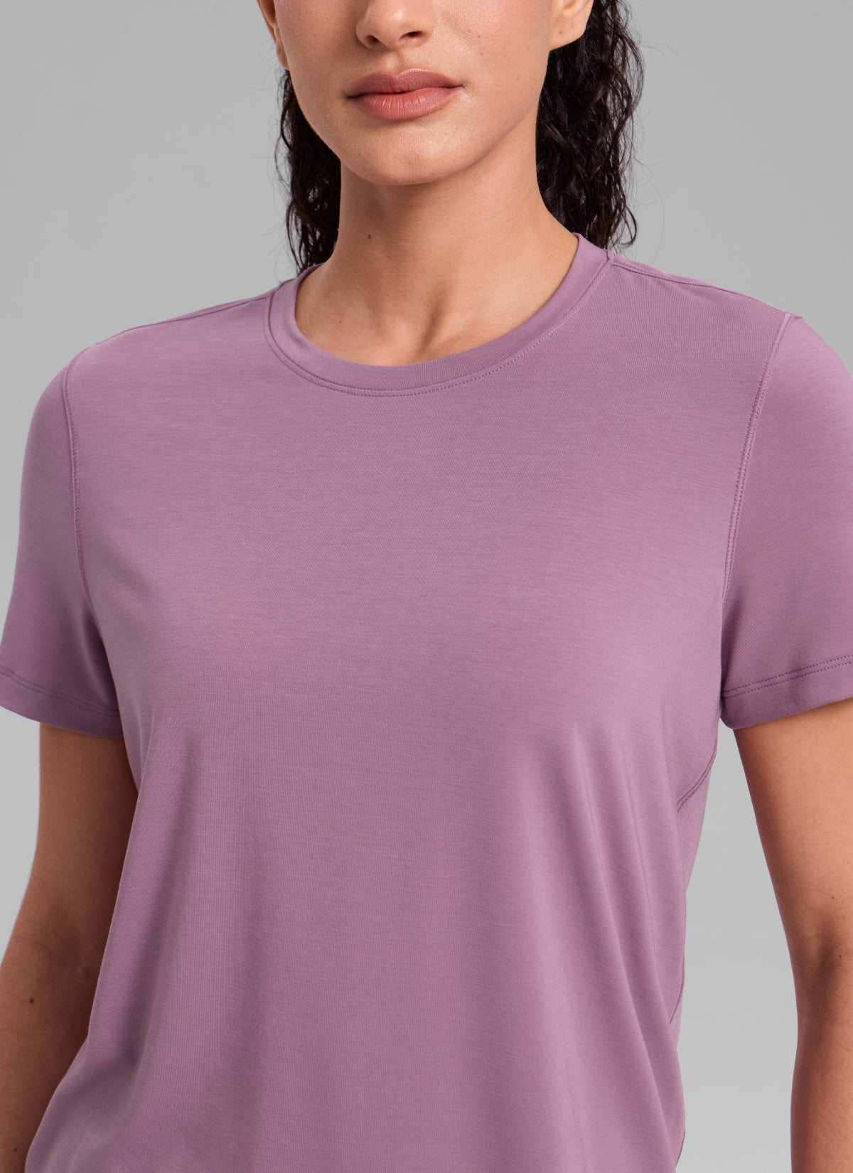 CRZ YOGA Women's Quick Dry Workout Crewneck Hip Length Short Sleeve Light Lavender @model_info:Larissa