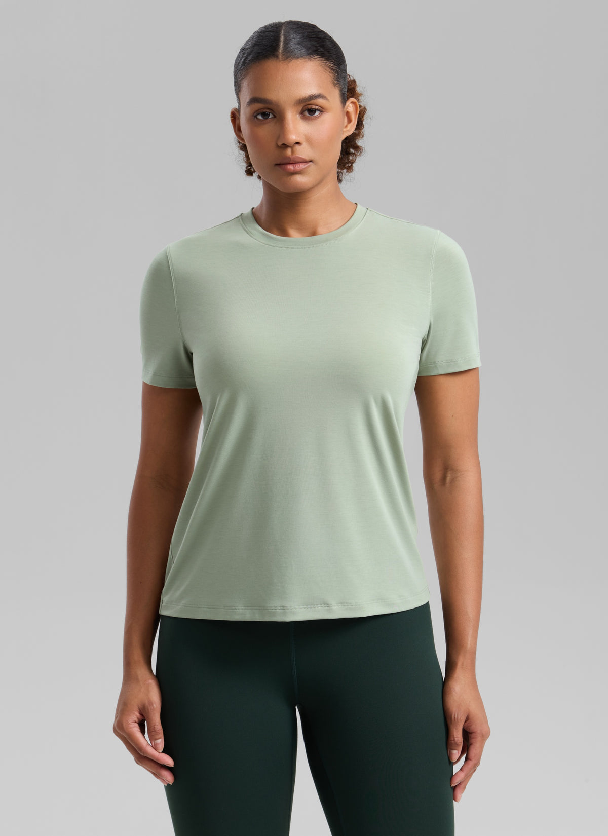 CRZ YOGA Women's Quick Dry Workout Crewneck Hip Length Short Sleeve Fog Green @model_info:Barbara