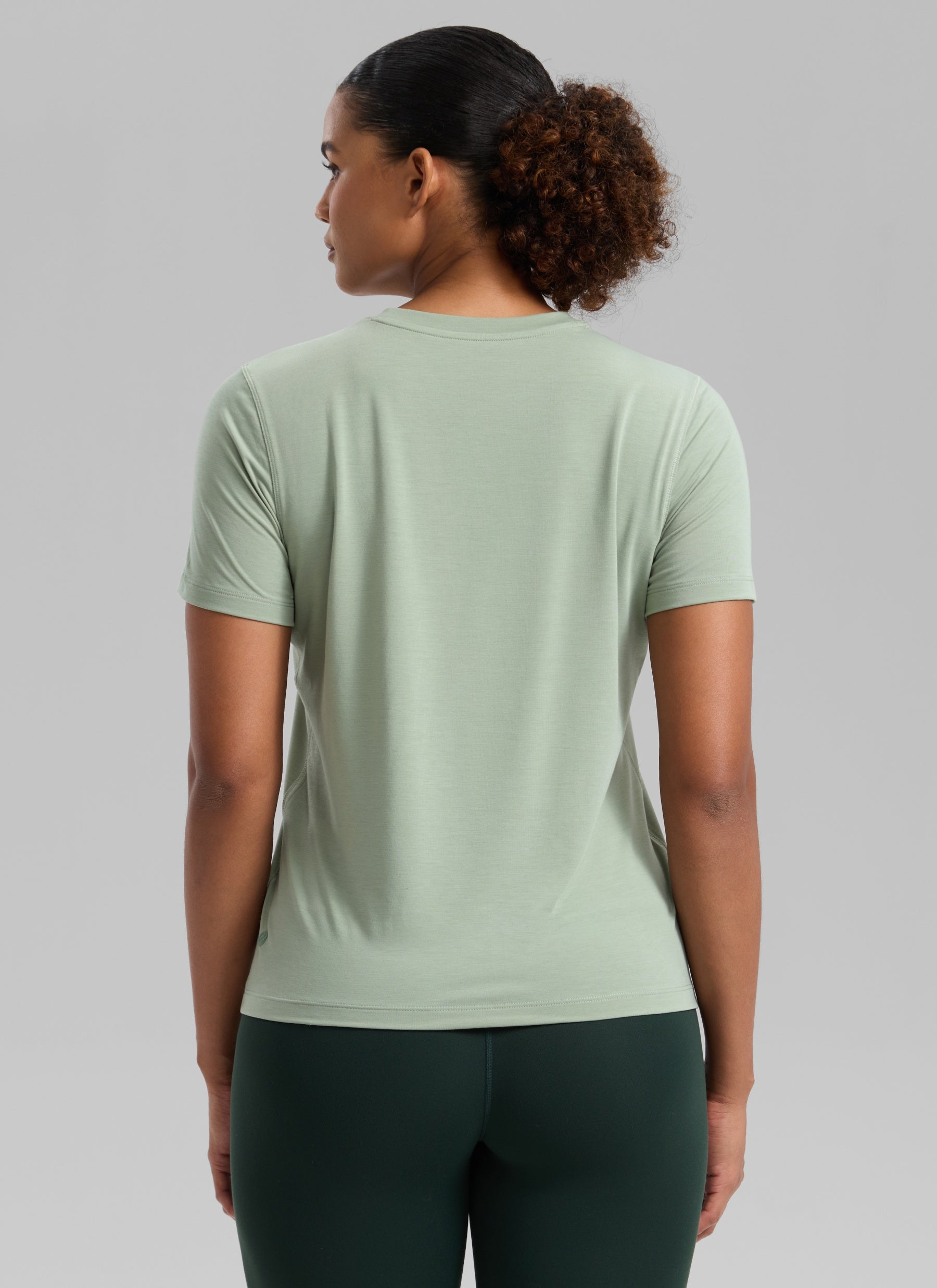 CRZ YOGA Women's Quick Dry Workout Crewneck Hip Length Short Sleeve Fog Green @model_info:Barbara