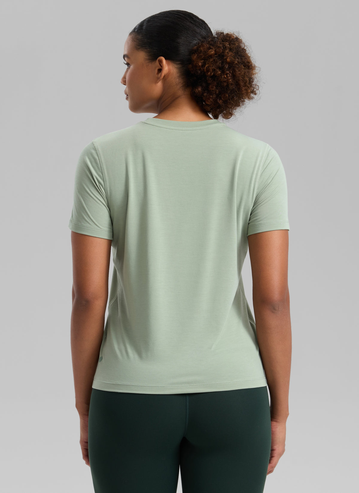 CRZ YOGA Women's Quick Dry Workout Crewneck Hip Length Short Sleeve Fog Green @model_info:Barbara