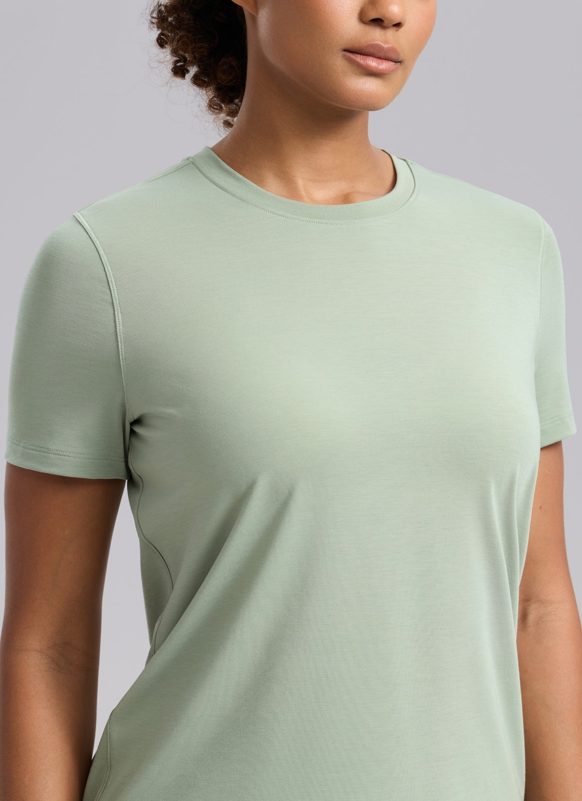 CRZ YOGA Women's Quick Dry Workout Crewneck Hip Length Short Sleeve Fog Green @model_info:Barbara